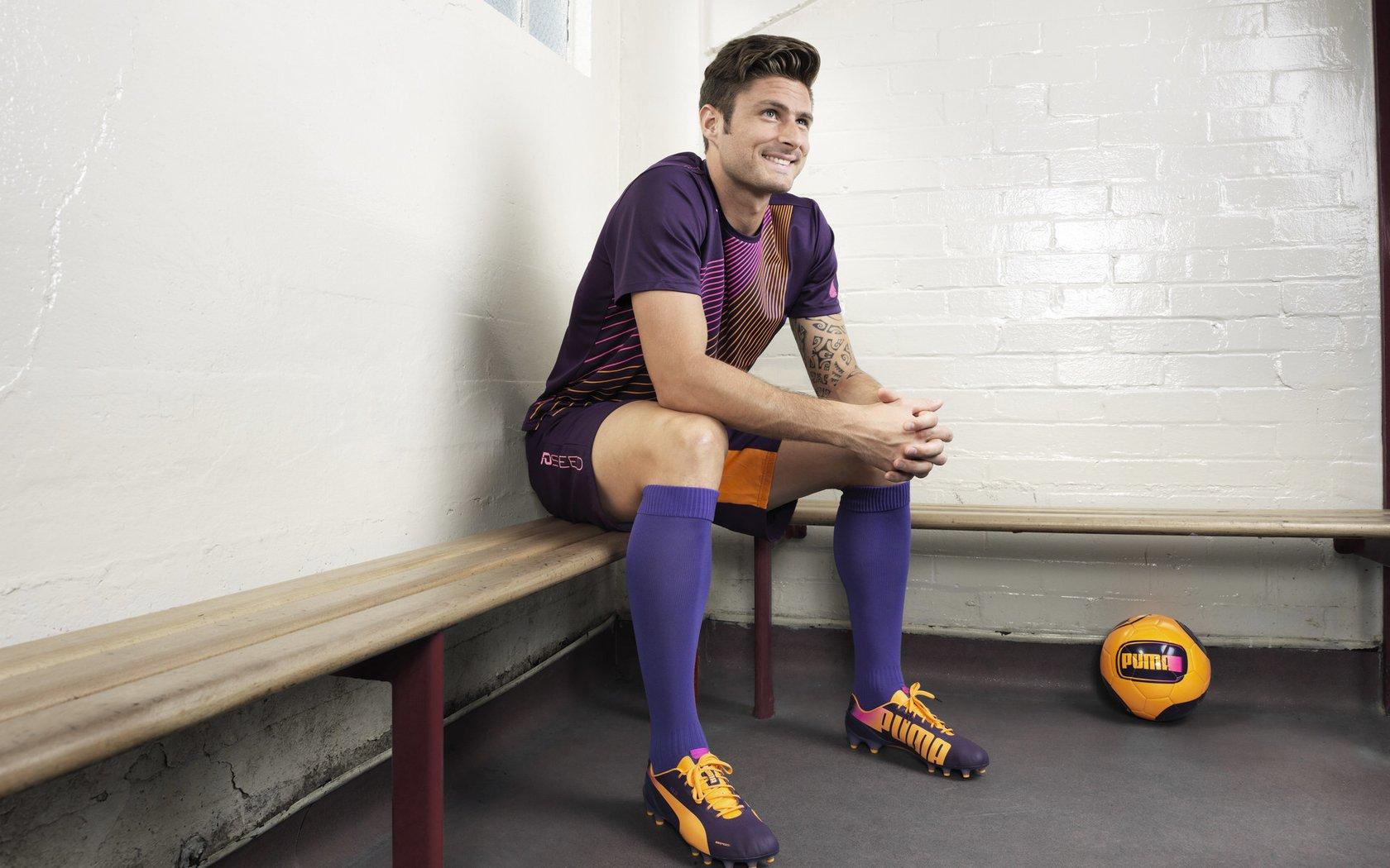 嘲讽拉满!利物浦小球迷手举“厄德高拍照”纸牌:冠军笑一个!